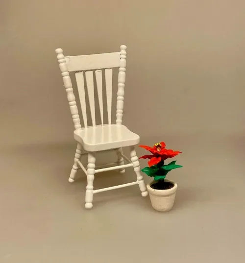 Miniature Potte med Rød Julestjerne, Miniature Krostol Hvid, 2810 V, krostol, pindestol, køkkenstol, nissestol, dukkehusstol, dukkestol, dukkehusmøbler, dukkemøbler, dukkehustilbehør, ting til, dukkehuset, miniaturer, miniature, mini, nissedør, nisseting, nissehus, nissebo, biti, ribe