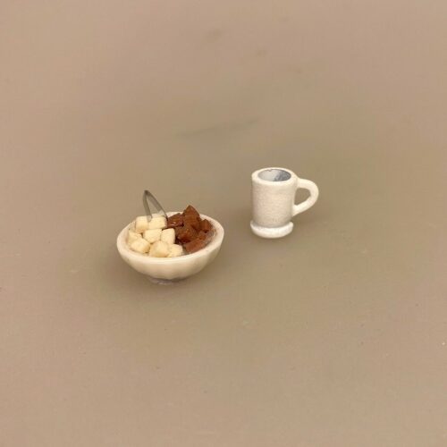 Miniature Skål med Skumfiduser, Miniature Krus med Hank Hvidt, kakao, kop, krus, emalje, skumfiduser, dukkekop, dukkekrus, nisser, nissedør, jul, nissetilbehør, 1:12, birgitte frigast, morgen, miniaturer, dukkehus, ting til, tilbehør, dukkehusservice, sangskjuler, gavekort, biti, ribe