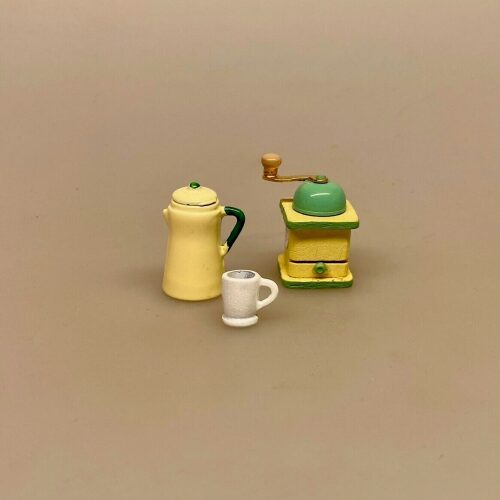 Miniature Kaffemølle Træ Gul, Miniature Krus med Hank Hvidt, kakao, kop, krus, emalje, skumfiduser, dukkekop, dukkekrus, nisser, nissedør, jul, nissetilbehør, 1:12, birgitte frigast, morgen, miniaturer, dukkehus, ting til, tilbehør, dukkehusservice, sangskjuler, gavekort, biti, ribe