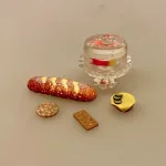 Miniature Lille Rund Havarti Ost i To Stykker, rød, mild, rund, ost, 5133, miniature mad, mini, ost, fransk ost, la gryere, la rustique, minimad, dukkehus, dukkehusmad, til dukkehuset, nissebo, nissemad, nissedør, til nisser, sætterkasse, sættekasse, til, sætterkassen, dukkestuen, dukkestue, sangskjuler, elsker ost, osteelsker, gavekort, symbolsk, speciel, tale, gimmick, biti, ribe