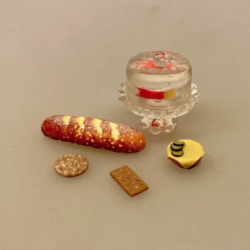 Miniature Lille Rund Havarti Ost i To Stykker, rød, mild, rund, ost, 5133, miniature mad, mini, ost, fransk ost, la gryere, la rustique, minimad, dukkehus, dukkehusmad, til dukkehuset, nissebo, nissemad, nissedør, til nisser, sætterkasse, sættekasse, til, sætterkassen, dukkestuen, dukkestue, sangskjuler, elsker ost, osteelsker, gavekort, symbolsk, speciel, tale, gimmick, biti, ribe