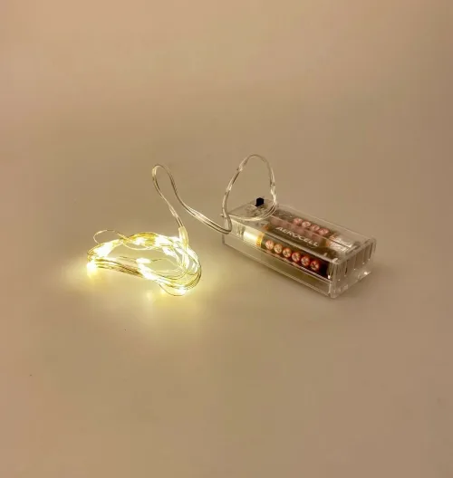 Miniature Lyskæde til Juletræ - Varm Hvid Pærer, lys, juletræet, mini juletræ, Miniature julepynt æske med julekugler, julepynt, glaskugler, æske, æske med julekugler, æske med glaskugler, glaskugler, dukkehus, dukkehusting, ting til, dukkehuset, miniaturer, nisserne, nissedør, nissebo, nissehus, julepynt, snelandskab, pynt, sætterkasse, sættekasseting, sætterkasseting, nisseting, nissetilbehør, biti, ribe, 1:12