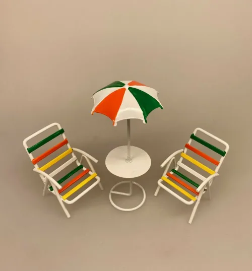 Miniature Parasol med Bord og 2 Stole, 9123, cafe, strand, bar, strandbar, solferie, charter, ferie, gavekort, otium, efterløn, gave, symbolsk, sjov, gavekort, sangskjuler, bryllupsrejse, syd på, havemøbler, nisser, tilbehør, ting, nisse, dukkehus, dukkehusting, dukkehustilbehør, miniaturer, nyde, livet, senior, pension, biti, ribe, 1:12, små, møbler,