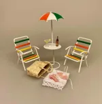 Miniature Parasol med Bord og 2 Stole, 9123, cafe, strand, bar, strandbar, solferie, charter, ferie, gavekort, otium, efterløn, gave, symbolsk, sjov, gavekort, sangskjuler, bryllupsrejse, syd på, havemøbler, nisser, tilbehør, ting, nisse, dukkehus, dukkehusting, dukkehustilbehør, miniaturer, nyde, livet, senior, pension, biti, ribe, 1:12, små, møbler,