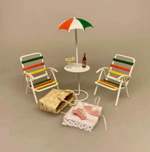 Miniature Parasol med Bord og 2 Stole, 9123, cafe, strand, bar, strandbar, solferie, charter, ferie, gavekort, otium, efterløn, gave, symbolsk, sjov, gavekort, sangskjuler, bryllupsrejse, syd på, havemøbler, nisser, tilbehør, ting, nisse, dukkehus, dukkehusting, dukkehustilbehør, miniaturer, nyde, livet, senior, pension, biti, ribe, 1:12, små, møbler,