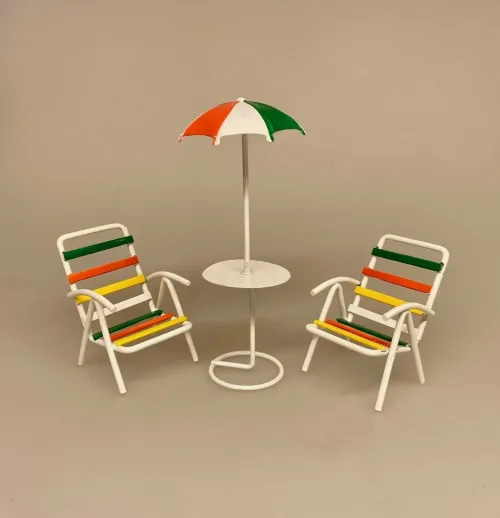Miniature Parasol med Bord og 2 Stole, 9123, cafe, strand, bar, strandbar, solferie, charter, ferie, gavekort, otium, efterløn, gave, symbolsk, sjov, gavekort, sangskjuler, bryllupsrejse, syd på, havemøbler, nisser, tilbehør, ting, nisse, dukkehus, dukkehusting, dukkehustilbehør, miniaturer, nyde, livet, senior, pension, biti, ribe, 1:12, små, møbler,