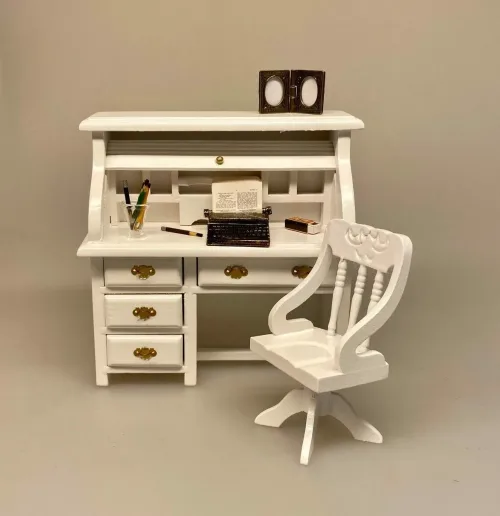 Miniature Skrivebord med Jalousilåge Hvidt, kontor, skrivebord, dameskrivebord, entre, bord, hvidt, hvidmalet, dukkehusmøbler, dukkehus, dukkestue, tilbehør, ting til, miniature, nisser, træ, sangskjuler, symbolsk, gave, gaveide, biti, ribe