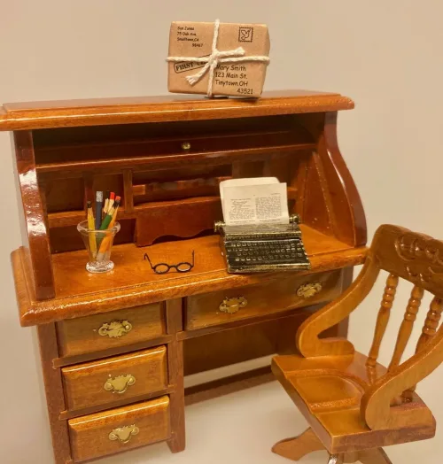 Miniature Skrivebord med Jalousilåge Nød, 3701, valnød, nød, brun, hjemmearbejdsplads, arbejde, hjemmefra, hjemmekontor, kontor, studie, studere, skrivebord, dameskrivebord, entre, bord, hvidt, hvidmalet, dukkehusmøbler, dukkehus, dukkestue, tilbehør, ting til, miniature, nisser, træ, sangskjuler, symbolsk, gave, gaveide, biti, ribe