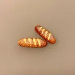 Miniature Surdejsbrød, lamgtidshævet, gammeldags, brød, bagværk, franskbrød, bagekursus, bager, bageri, bagerbutik, konditori, gave, symbolsk, dukkehus, ting, tilbehør, nisser, nissebo, nissedør, nisserne, biti, ribe, sættekasse, sætterkasse, 1:12