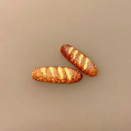 Miniature Surdejsbrød, lamgtidshævet, gammeldags, brød, bagværk, franskbrød, bagekursus, bager, bageri, bagerbutik, konditori, gave, symbolsk, dukkehus, ting, tilbehør, nisser, nissebo, nissedør, nisserne, biti, ribe, sættekasse, sætterkasse, 1:12
