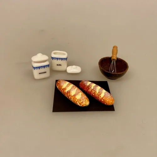 Miniature Surdejsbrød, lamgtidshævet, gammeldags, brød, bagværk, franskbrød, bagekursus, bager, bageri, bagerbutik, konditori, gave, symbolsk, dukkehus, ting, tilbehør, nisser, nissebo, nissedør, nisserne, biti, ribe, sættekasse, sætterkasse, 1:12