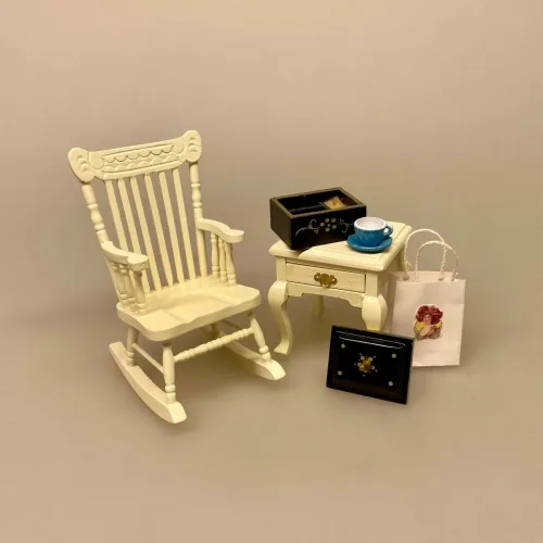 Miniature Syæske med Låg Sort, systue, syerske, syning, håndarbejde, syæske, syskrin, krea, håndgerning, syning, syerske, DIY, syerske, skrædder, 1:12, ting til, nisser, dukkehus, tilbehør, nissedør, nissehus, dukkehus, dukkehustilbehør, sangskjuler, symbolslk, gave, biti, ribe