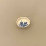 Miniature Tærteform Porcelæn Hvid Blå, tærte, tærtefad, ildfast, bageform, 7222, bagning, madlavning, pie, blå blomst, jul, risengrød, miniature, mad, tilbehør, ting til, nisser, dukkehus, dukkehusting, dukkehusmad, 1:12, miniaturer, nisser, nissehus, nissebo, nissedør, julekalender, 1:12