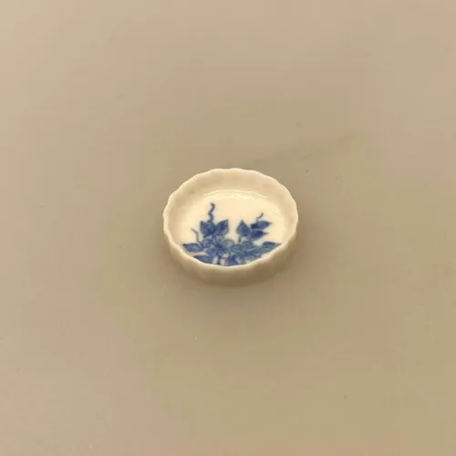 Miniature Tærteform Porcelæn Hvid Blå, tærte, tærtefad, ildfast, bageform, 7222, bagning, madlavning, pie, blå blomst, jul, risengrød, miniature, mad, tilbehør, ting til, nisser, dukkehus, dukkehusting, dukkehusmad, 1:12, miniaturer, nisser, nissehus, nissebo, nissedør, julekalender, 1:12