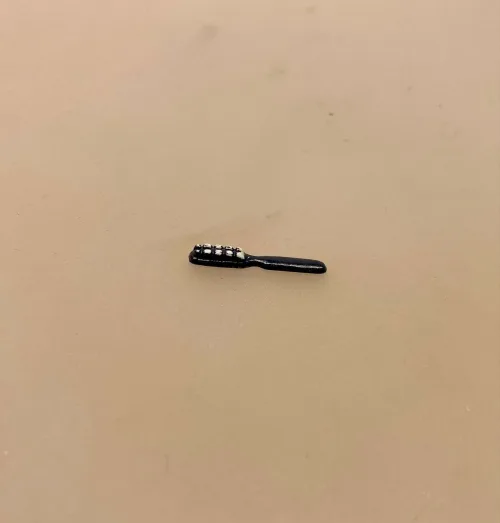 Miniature Tandbørste Mørkeblå, 3147, metal, du skal børste dine tænder, dukkehuset, nissebo, tandlæge, badeværelse, dukkehustilbehør, dukkehusting, sangskjuler, klinikassistent, dentist, ordentolog, gebis, personlig, symboslk, gave, gavekort, færdiguddannet, nyt job, konfirmation, konfirmand, sjov, spas, tandpastatube, biti, ribe, Miniature Vækkeur, alarm, vækker, clock, ur, dukkehus, ting til, sætterkassen, sættekasse, dukketilbehør, miniaturer, dukkehustilbehør, biti, skala, 1:12, Miniature Tandbørste