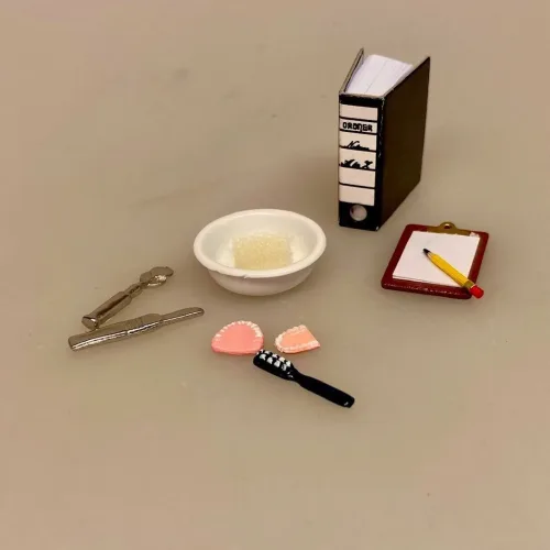 Miniature Tandlæge Sæt, Miniature Gebis - Over- og Undermund, kunstige, tænder, konfirmand, konfirmation, tandlæge, tandtekniker, tandplejer, klinikassistent, miniaturer, implantater, nye, symbolsk, gave, dukkehus, ting, til, tilbehør, nisser, nisseting, nissetilbehør, færdiguddannet, uddannet, midtlivskrise, rund, fødselsdag, dukkehusting, sættekass