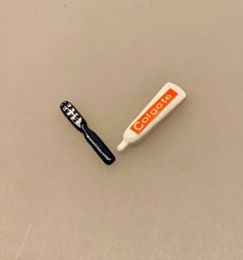 Miniature Tandbørste Mørkeblå, Miniature Tandpasta Tube Colgate, smil, tandpleje, hygiejne, 3147, tandbørstning, du skal børste dine tænder, dukkehuset, nissebo, tandlæge, badeværelse, dukkehustilbehør, dukkehusting, sangskjuler, klinikassistent, dentist, ordentolog, gebis, personlig, symboslk, gave, gavekort, færdiguddannet, nyt job, konfirmation, konfirmand, sjov, spas, tandpastatube, biti, ribe