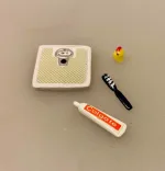 Miniature Tandbørste Mørkeblå, Miniature Tandpasta Tube Colgate, smil, tandpleje, hygiejne, 3147, tandbørstning, du skal børste dine tænder, dukkehuset, nissebo, tandlæge, badeværelse, dukkehustilbehør, dukkehusting, sangskjuler, klinikassistent, dentist, ordentolog, gebis, personlig, symboslk, gave, gavekort, færdiguddannet, nyt job, konfirmation, konfirmand, sjov, spas, tandpastatube, biti, ribe