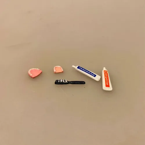 Miniature Gebis - Over- og Undermund, Miniature Tandbørste Mørkeblå, Miniature Tandpasta Tube Colgate, smil, tandpleje, hygiejne, 3147, tandbørstning, du skal børste dine tænder, dukkehuset, nissebo, tandlæge, badeværelse, dukkehustilbehør, dukkehusting, sangskjuler, klinikassistent, dentist, ordentolog, gebis, personlig, symboslk, gave, gavekort, færdiguddannet, nyt job, konfirmation, konfirmand, sjov, spas, tandpastatube, biti, ribe