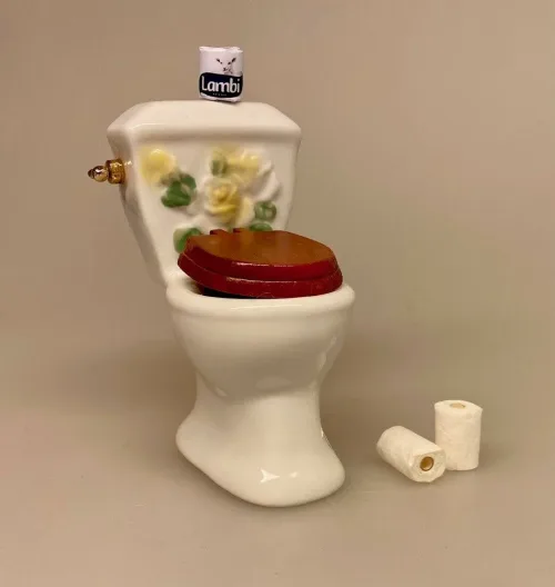 Miniature Toiletpapir 2 økonomi Ruller, nummer 00, wcpapir, wcrulle, toilet papir, toiletrulle, mini, miniature, miniaturer, dukkehus, dukkehusting, dukkehustilbehør, sætterkasseting, sætterkasse, sættekasse, nisseting, nissedør, nissebo, nissehus, ting til nisserne, dukkehuset, sangskjuler, sjov, 1:12, biti, ribe