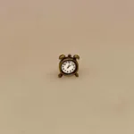 Miniature Vækkeur - Messing, guldur, vækker, vækkeur, clock, radio, symbolsk, gave, miniature, 1:12, dukkehusting, dukkehus, tilbehør, ting, til, sættekasse, sangskjuler, tale, nisser, nissedør, nissen, jul, sjov, gavekort, julegave, nissesjov, sovetryne, kommer for sent, bord, bordur, lille, biti, ribe, birgitte frigast, nissetilbehør, nissebo, nissehus, passe tiden