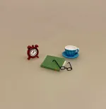 Miniature Vækkeur - Rødt, vækker, vækkeur, clock, radio, symbolsk, gave, miniature, 1:12, dukkehusting, dukkehus, tilbehør, ting, til, sættekasse, sangskjuler, tale, nisser, nissedør, nissen, jul, sjov, gavekort, julegave, nissesjov, sovetryne, kommer for sent, bord, bordur, lille, biti, ribe, birgitte frigast, nissetilbehør, nissebo, nissehus, passe tiden