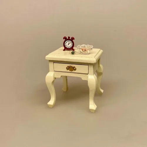 Miniature Lille Bord med Skuffe og Svungne Ben - Creme, Miniature Vækkeur - Rødt, vækker, vækkeur, clock, radio, symbolsk, gave, miniature, 1:12, dukkehusting, dukkehus, tilbehør, ting, til, sættekasse, sangskjuler, tale, nisser, nissedør, nissen, jul, sjov, gavekort, julegave, nissesjov, sovetryne, kommer for sent, bord, bordur, lille, biti, ribe, birgitte frigast, nissetilbehør, nissebo, nissehus, passe tiden