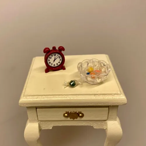 Miniature Lille Bord med Skuffe og Svungne Ben - Creme, Miniature Vækkeur - Rødt, vækker, vækkeur, clock, radio, symbolsk, gave, miniature, 1:12, dukkehusting, dukkehus, tilbehør, ting, til, sættekasse, sangskjuler, tale, nisser, nissedør, nissen, jul, sjov, gavekort, julegave, nissesjov, sovetryne, kommer for sent, bord, bordur, lille, biti, ribe, birgitte frigast, nissetilbehør, nissebo, nissehus, passe tiden