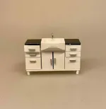 Miniature Vask med Underskabe Hvid, badeværelse, køkken, dukkehusmøbler, dukkemøbler, 1:12, 1:18, lundby, dukkehus, 23147-2, hvidt, dukkekøkken, køkkenvask, køkkenbord, mini, dukkehusmøbler, dikkehustilbehør, dukkekøkken, miniaturer,