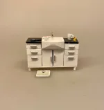 Miniature Vask med Underskabe Hvid, badeværelse, køkken, dukkehusmøbler, dukkemøbler, 1:12, 1:18, lundby, dukkehus, 23147-2, hvidt, dukkekøkken, køkkenvask, køkkenbord, mini, dukkehusmøbler, dikkehustilbehør, dukkekøkken, miniaturer,