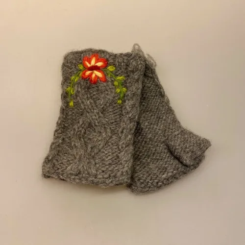 Pulsvarmere i Uld med Fleecefoer - Grå med Broderi, korte, indendørs, varme, hænder, håndstrikkede, lange, muffedisser, håndledsvaremre, fingerløse, uden, fingre, luffer, vanter, grå, blomst, varme, uldne, ren, uld, strik, lune, biti, ribe, kabelmønster, aran, liesl, 6142