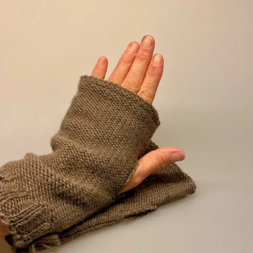 Pulsvarmere i Uld med Fleecefoer - Nougat, beige, plano, pair, 6763, fleecefoer, foret, med, foer, uld, ren, uldstrik, mobilvanter, lune, indendøre, indendørs, fingerfri, uden, fingre, pulsvarmere, muffedisser, håndledsvarmere, uldne, uld, ren, dobbeltstrikkede, to farver, ensfarvede, håndtrikkede, kvalitet, biti, ribe,