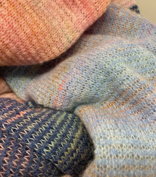 Eribe Strikket Tørklæde Uld - Dawn, babyblå, lyseblå, pastelfarver, feminint, lyserød, rosa, violblå, violet, farver, threeline, xl, voluminøst, stort, let, strikket, uldent, uldtørklæde, sjal, stola, uldsjal, uldstola, striktørklæde, striksjal, strikstola, diskrete, farver, naturlige, elegant, lækkert, luksus, flot, gaveide, skotsk, skotland, fintstrikket, smukt, julegave, feminint, biti, ribe, lokalt, vadehavet, nationalpark, julemarked, peters jul, varmt, lunt, indendørs,