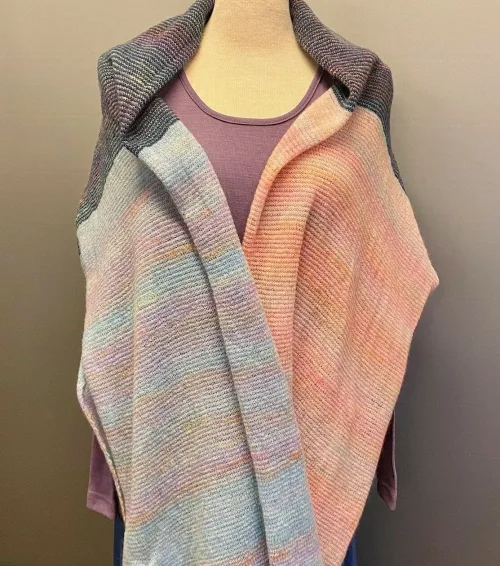 Eribe Strikket Tørklæde Uld - Dawn, babyblå, lyseblå, pastelfarver, feminint, lyserød, rosa, violblå, violet, farver, threeline, xl, voluminøst, stort, let, strikket, uldent, uldtørklæde, sjal, stola, uldsjal, uldstola, striktørklæde, striksjal, strikstola, diskrete, farver, naturlige, elegant, lækkert, luksus, flot, gaveide, skotsk, skotland, fintstrikket, smukt, julegave, feminint, biti, ribe, lokalt, vadehavet, nationalpark, julemarked, peters jul, varmt, lunt, indendørs,