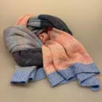 Eribe Strikket Tørklæde Uld - Morgengry Dawn, babyblå, lyseblå, pastelfarver, feminint, lyserød, rosa, violblå, violet, farver, threeline, xl, voluminøst, stort, let, strikket, uldent, uldtørklæde, sjal, stola, uldsjal, uldstola, striktørklæde, striksjal, strikstola, diskrete, farver, naturlige, elegant, lækkert, luksus, flot, gaveide, skotsk, skotland, fintstrikket, smukt, julegave, feminint, biti, ribe, lokalt, vadehavet, nationalpark, julemarked, peters jul, varmt, lunt, indendørs,