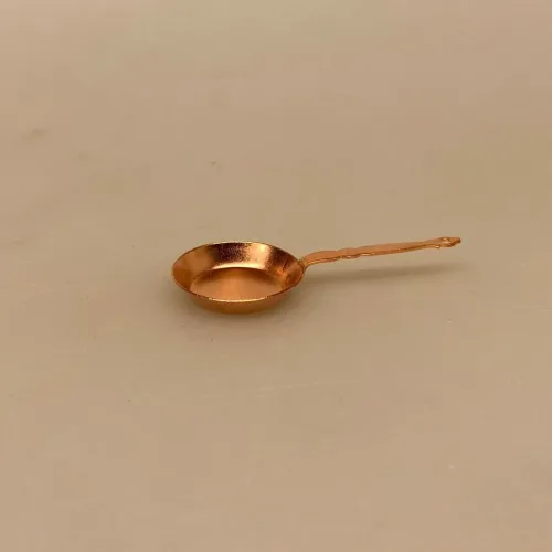 Miniature Kobber Stegepande, 3198, kobbertøj, kobbergryder, kobber, stegepande, æbleskivepande, æbleskiver, æbleskivebagning, miniaturer, dukkehus, dukkehuset, dukkehusting, dukkehustilbehør, nisser, nisseting, nissetilbehør, nissedør, sættekasse, sætterkasse, sættekasseting, ting til sætterkassen, 1:12, biti, ribe
