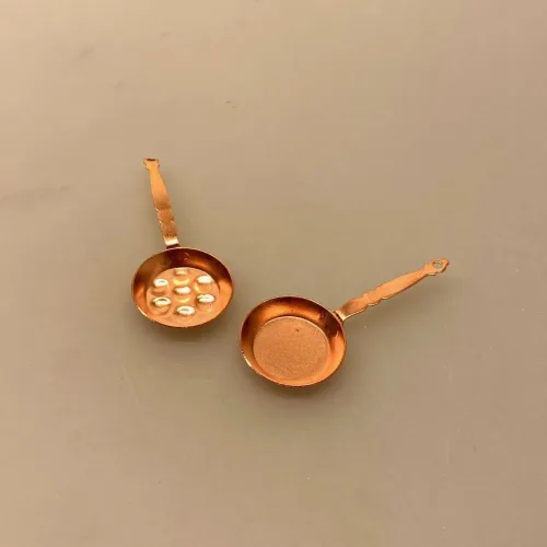Miniature Kobber Stegepande, 3198, kobbertøj, kobbergryder, kobber, stegepande, æbleskivepande, æbleskiver, æbleskivebagning, miniaturer, dukkehus, dukkehuset, dukkehusting, dukkehustilbehør, nisser, nisseting, nissetilbehør, nissedør, sættekasse, sætterkasse, sættekasseting, ting til sætterkassen, 1:12, biti, ribe