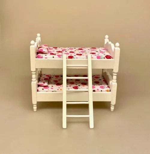 Miniature Køjeseng med Stige Hvid, etageseng, høj, seng, børneseng, børneværelse, møbler, gavekort, ny, dukkehus, tilbehør, ting, til, dukkemøbler, 1:12, symbolsk, gave, gavekort, julegave, nissemøbler, nisser, nissehus, nissedør, nissebo, sjov, sangskjuler, dagplejer, dukkehusting, dukkehustilbehør, biti, ribe