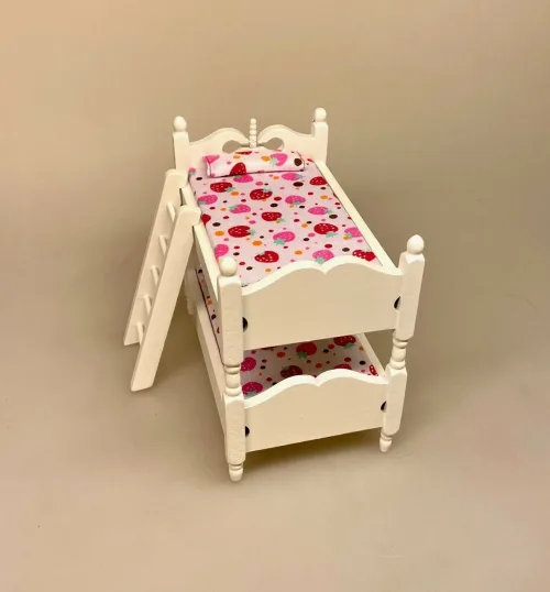 Miniature Køjeseng med Stige Hvid, etageseng, høj, seng, børneseng, børneværelse, møbler, gavekort, ny, dukkehus, tilbehør, ting, til, dukkemøbler, 1:12, symbolsk, gave, gavekort, julegave, nissemøbler, nisser, nissehus, nissedør, nissebo, sjov, sangskjuler, dagplejer, dukkehusting, dukkehustilbehør, biti, ribe
