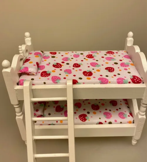 Miniature Køjeseng med Stige Hvid, etageseng, høj, seng, børneseng, børneværelse, møbler, gavekort, ny, dukkehus, tilbehør, ting, til, dukkemøbler, 1:12, symbolsk, gave, gavekort, julegave, nissemøbler, nisser, nissehus, nissedør, nissebo, sjov, sangskjuler, dagplejer, dukkehusting, dukkehustilbehør, biti, ribe