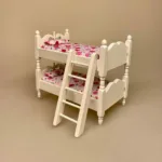 Miniature Køjeseng med Stige Hvid, etageseng, høj, seng, børneseng, børneværelse, møbler, gavekort, ny, dukkehus, tilbehør, ting, til, dukkemøbler, 1:12, symbolsk, gave, gavekort, julegave, nissemøbler, nisser, nissehus, nissedør, nissebo, sjov, sangskjuler, dagplejer, dukkehusting, dukkehustilbehør, biti, ribe