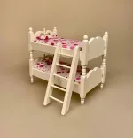 Miniature Køjeseng med Stige Hvid, etageseng, høj, seng, børneseng, børneværelse, møbler, gavekort, ny, dukkehus, tilbehør, ting, til, dukkemøbler, 1:12, symbolsk, gave, gavekort, julegave, nissemøbler, nisser, nissehus, nissedør, nissebo, sjov, sangskjuler, dagplejer, dukkehusting, dukkehustilbehør, biti, ribe