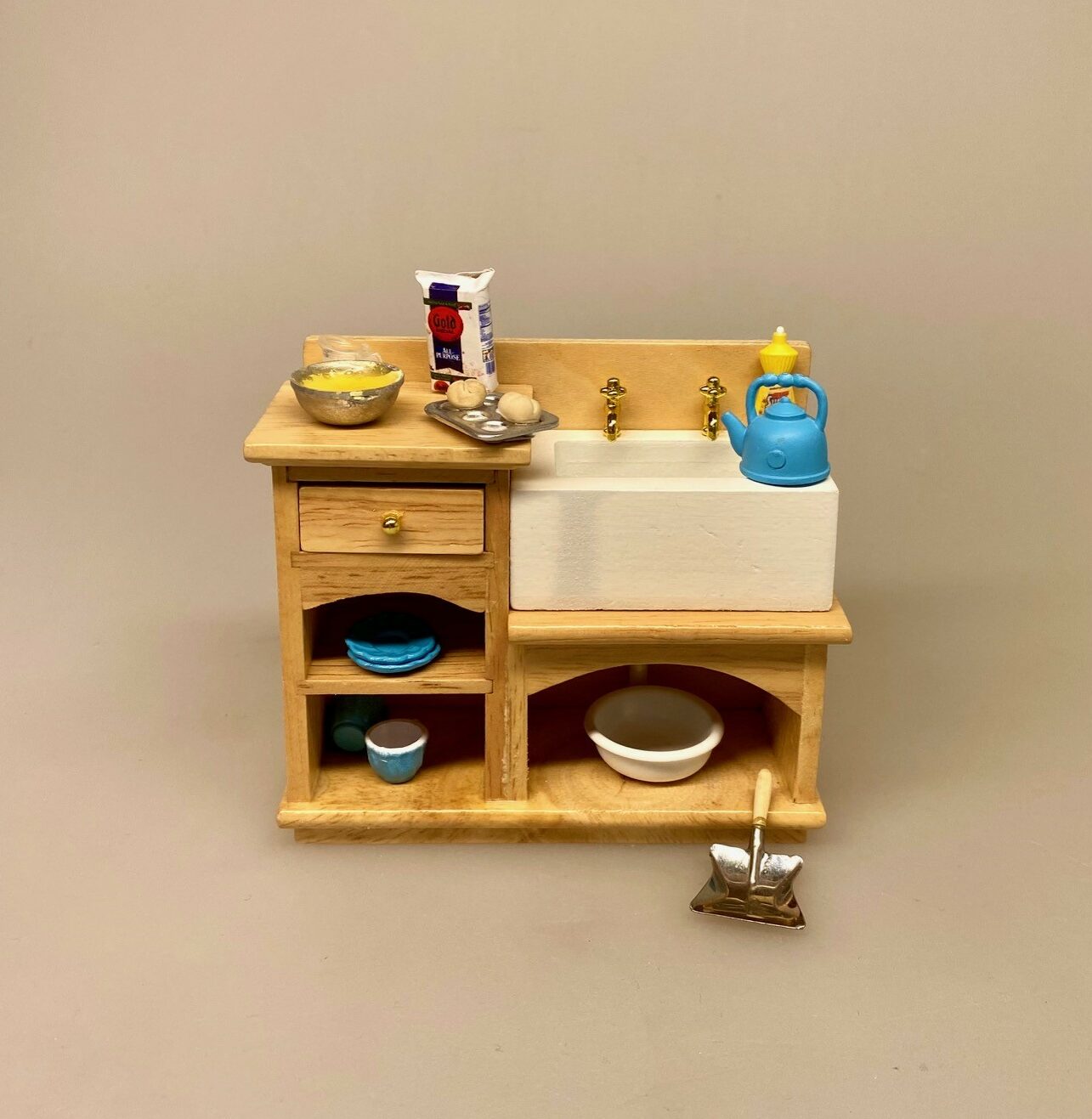 Miniature Køkken Møbel Lille med Vask, Miniature Køkken møbel med vask, køkken , dukkekøkken, køkkenvask, køkkenbord, mini, dukkehusmøbler, dikkehustilbehør, dukkekøkken, 1:12, miniaturer,