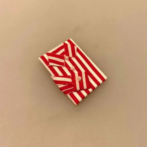 Miniature Skjorte - Jul, bolchestribet, stribet, juleskjorte, nissetøj, nissesjov, nissedør, julerejse, nisser, dukkehus, dukkehusting, jul, i , dukkehuset, tilbehør, ting, til, miniaturer, sættekasse, symbolsk, gave, løjer, mini, 1:12, nissehue, tøj, dukketilbehør, biti, ribe,