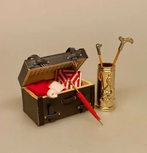 Miniature Nissehue, Miniature Skjorte - Jul, bolchestribet, stribet, juleskjorte, nissetøj, nissesjov, nissedør, julerejse, nisser, dukkehus, dukkehusting, jul, i , dukkehuset, tilbehør, ting, til, miniaturer, sættekasse, symbolsk, gave, løjer, mini, 1:12, nissehue, tøj, dukketilbehør, biti, ribe,