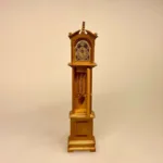 Miniature Standur Valnød, nød, lyst, træ, 2723, standur, standerur, bornholmer, bornholmerur, dukkehus, til dukkehuset, dukkehusting, dukkehustilbehør, miniature, miniaturer, minatures, små ting, nisseting, nisse tilbehør, ting til nisser, 1:12, biti, ribe, dukketing, dukkestue, træur, ur af træ,