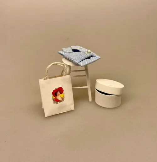 Miniature Taburet Høj Hvid, hvidmalet, barstol, Miniature, skammel, taburet, fodskammel, gymnastikskammel, nisser, nisserne, nissedør, nissebo, nissehus, badeværelse, dukkehus, dukkehusting, tilbehør, dukkehusmøbler, dukkemøbler, miniature, miniaturer, sætterkasse, sættekasse, ting til, 1:12, biti, ribe, sort sol, vadehavet,