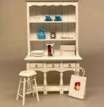 Miniature Buffet med Skuffer og Søjler Hvid, Miniature Taburet Høj Hvid, hvidmalet, barstol, Miniature, skammel, taburet, fodskammel, gymnastikskammel, nisser, nisserne, nissedør, nissebo, nissehus, badeværelse, dukkehus, dukkehusting, tilbehør, dukkehusmøbler, dukkemøbler, miniature, miniaturer, sætterkasse, sættekasse, ting til, 1:12, biti, ribe, sort sol, vadehavet,