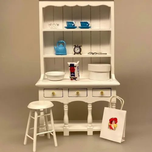 Miniature Buffet med Skuffer og Søjler Hvid, Miniature Taburet Høj Hvid, hvidmalet, barstol, Miniature, skammel, taburet, fodskammel, gymnastikskammel, nisser, nisserne, nissedør, nissebo, nissehus, badeværelse, dukkehus, dukkehusting, tilbehør, dukkehusmøbler, dukkemøbler, miniature, miniaturer, sætterkasse, sættekasse, ting til, 1:12, biti, ribe, sort sol, vadehavet,