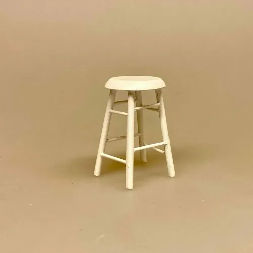 Miniature Taburet Høj Hvid, hvidmalet, barstol, Miniature, skammel, taburet, fodskammel, gymnastikskammel, nisser, nisserne, nissedør, nissebo, nissehus, badeværelse, dukkehus, dukkehusting, tilbehør, dukkehusmøbler, dukkemøbler, miniature, miniaturer, sætterkasse, sættekasse, ting til, 1:12, biti, ribe, sort sol, vadehavet,